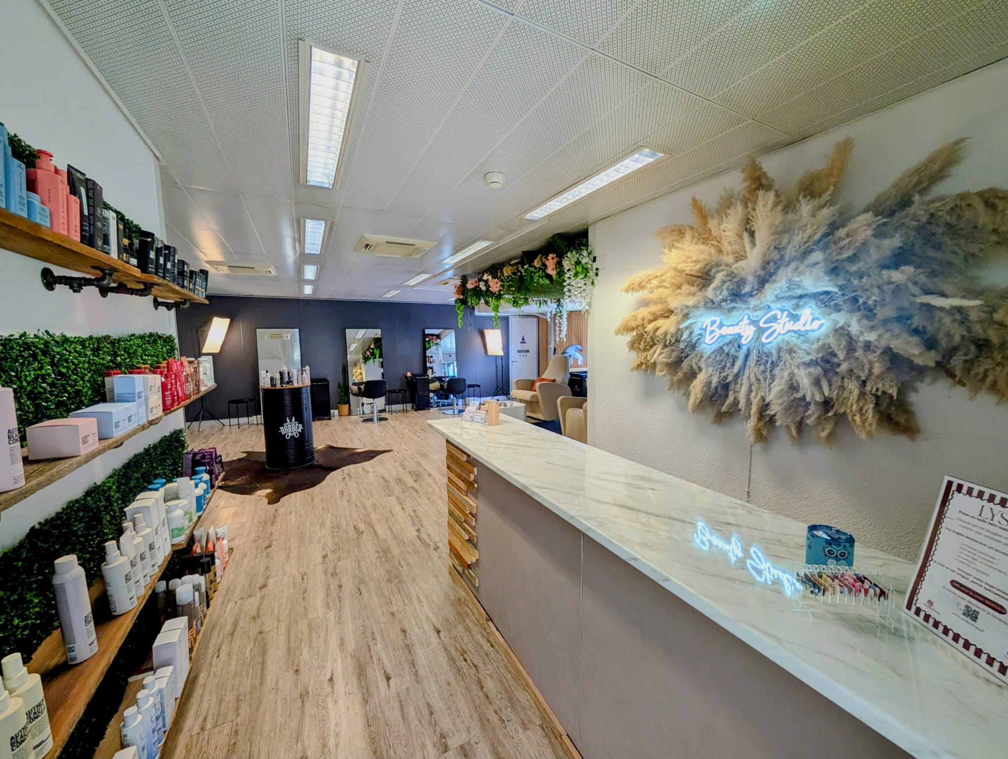 Accueil et réception du Beauty Studio avec enseigne lumineuse