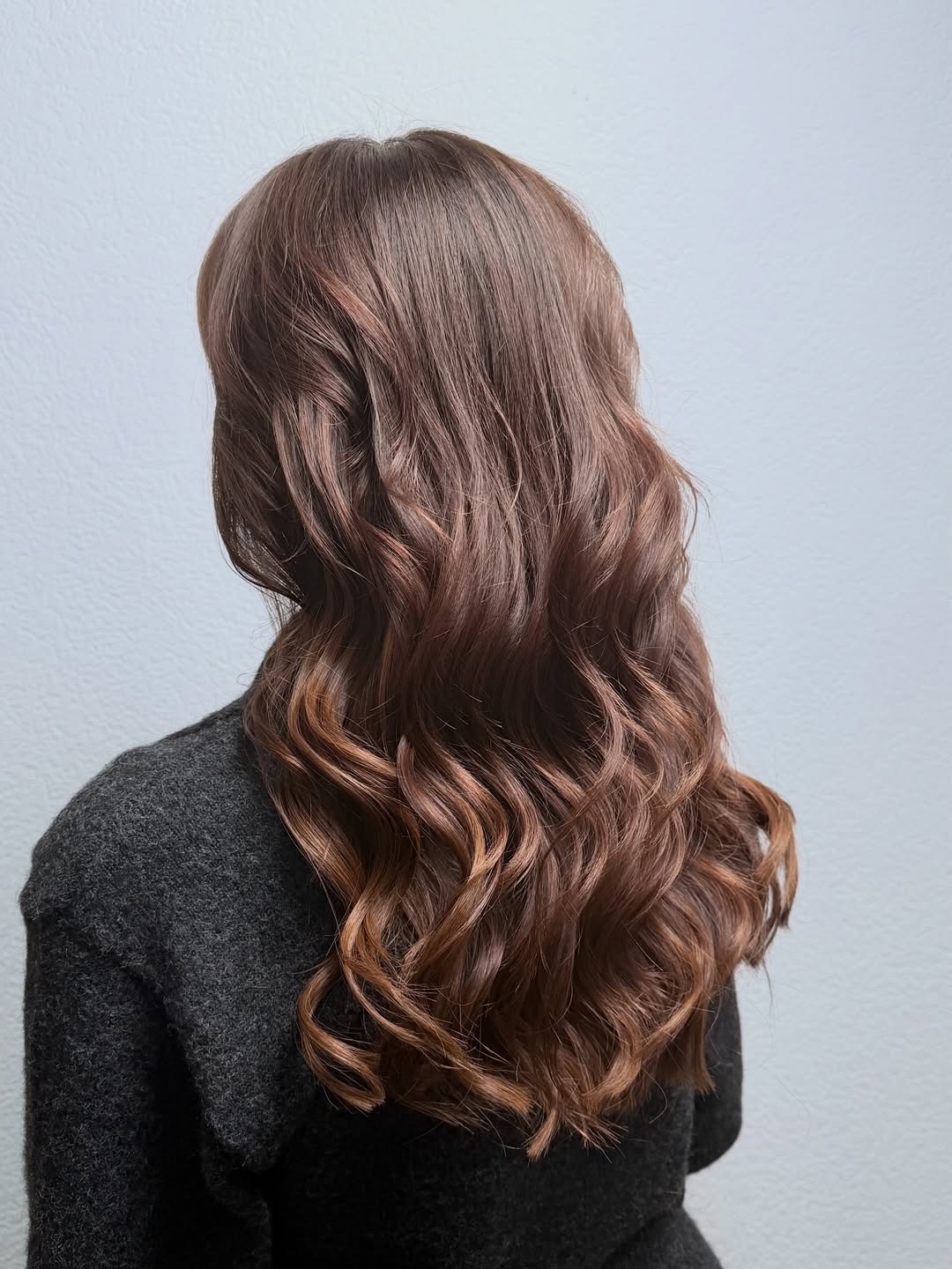 Balayage caramel sur cheveux ondulés par Shana — Beauty Studio Lutry